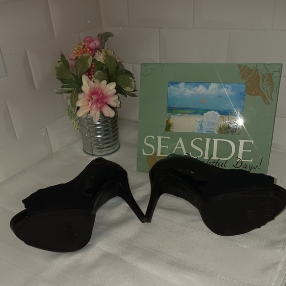 Fioni Black Patent Leather Peep Toe with Bow. Size 9W - Picture 8 of 8